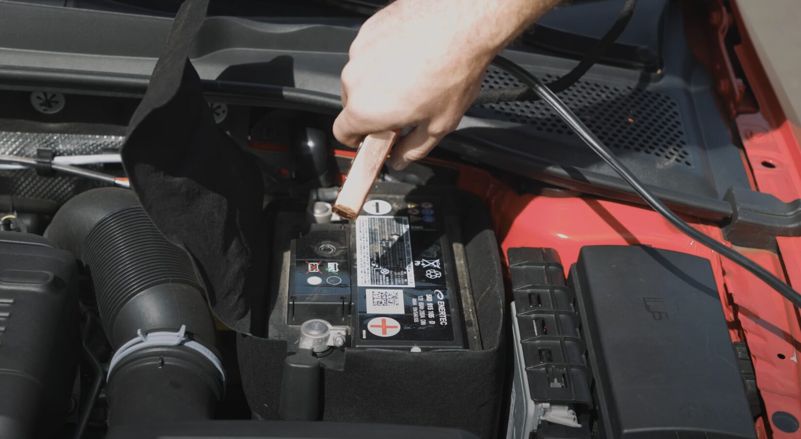 Roadside assistance service providing battery jump start in Maywood, CA Roadside assistance service providing battery jump start in Maywood, CA